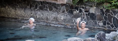On teste pour la première fois un onsen japonais. Il s'agit d'un bain thermal japonais dont l'eau provient de sources d'eau chaude naturelle. Réputé pour ses...